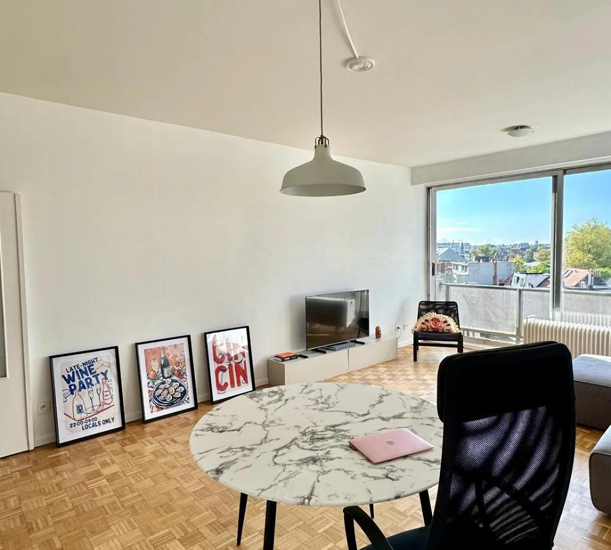 Charming Light-Filled Apartment Near Central Station contacts